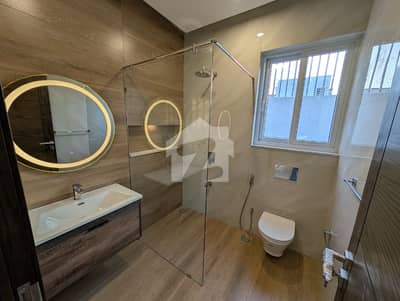 F-7 HOUSE PICEFULL HOUSE FOR SALE 20/30 BEDROOM EACH BATH