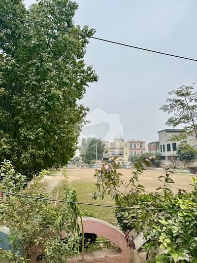 قرطبہ چوک لاہور میں 3 کمروں کا 4 مرلہ عمارت 5.5 کروڑ میں برائے فروخت۔