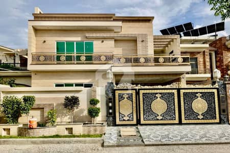 جوہر ٹاؤن لاہور میں 5 کمروں کا 1 کنال مکان 10.5 کروڑ میں برائے فروخت۔