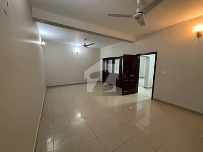 12 MARLA 4 BEDROOM HOUSE AVAILABLE FOR RENT