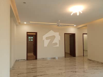 10 Marla 3 Bed Facing Park Flat Available For Sale.
