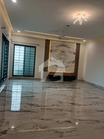 10 Marla 3 Bed Facing Park Flat For Sale.