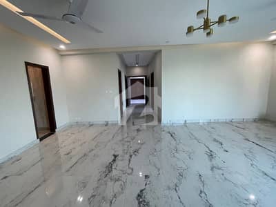 10 Marla 3 Bedrooms Facing Park Flat For Sale.