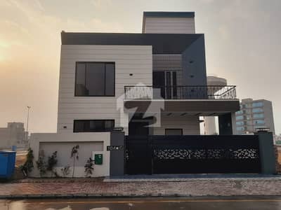 بحریہ ٹاؤن ۔ اوورسیز سی بحریہ ٹاؤن اوورسیز انکلیو,بحریہ ٹاؤن,لاہور میں 5 کمروں کا 10 مرلہ مکان 4.0 کروڑ میں برائے فروخت۔