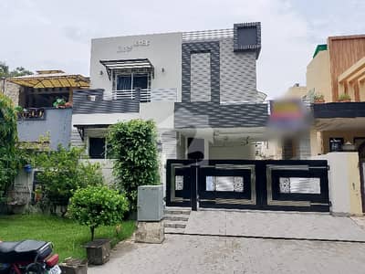 fully furnished facing park 10marla house 4beds very Good location only 6croure 90Lac only