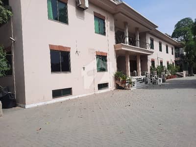 گارڈن ٹاؤن لاہور میں 22 کنال عمارت 2.5 کروڑ میں کرایہ پر دستیاب ہے۔