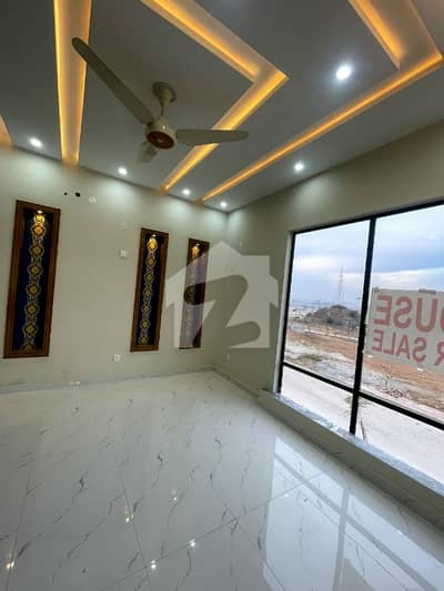 بحریہ گرینز۔ اوورسیز انکلیو - سیکٹر 6 بحریہ گرینز۔ اوورسیز انکلیو,بحریہ ٹاؤن فیز 8,بحریہ ٹاؤن راولپنڈی,راولپنڈی میں 5 کمروں کا 10 مرلہ مکان 4.85 کروڑ میں برائے فروخت۔