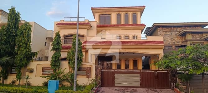 1 Kanal Used Owner Biult house UpFor Sale In Dha2 Islamabad.
