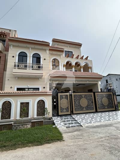 جوبلی ٹاؤن لاہور میں 6 کمروں کا 10 مرلہ مکان 4.4 کروڑ میں برائے فروخت۔