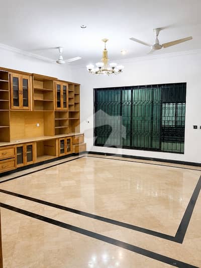 22 Marla Upper Portion for Rent F-11 Islamabad  Spacious & Well-Maintained Upper Portion Available for Rent   Property Features:  - 3 Spacious Bedrooms - 3 Attached Bathrooms - Drawing & Dining Room - Modern Kitchen - Servant Quarter -