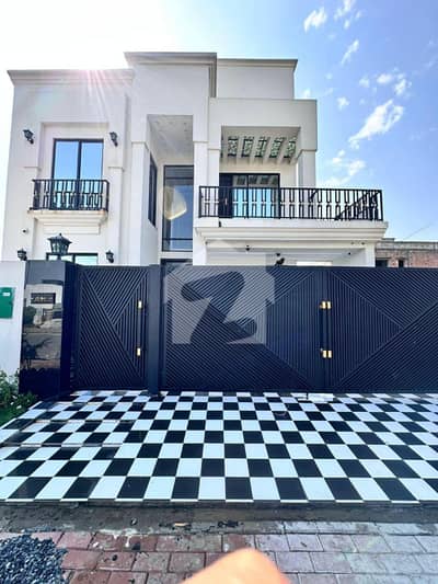 Like Brand New 10 Marla Luxury House Available For Sale At Hot Location Bahria Town Lahore