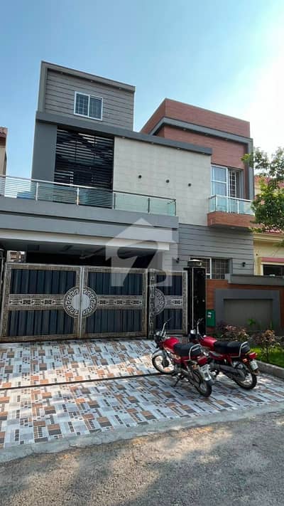 Slightly Used 8 Marla House Near Park Top Location at Bahria Town Lahore