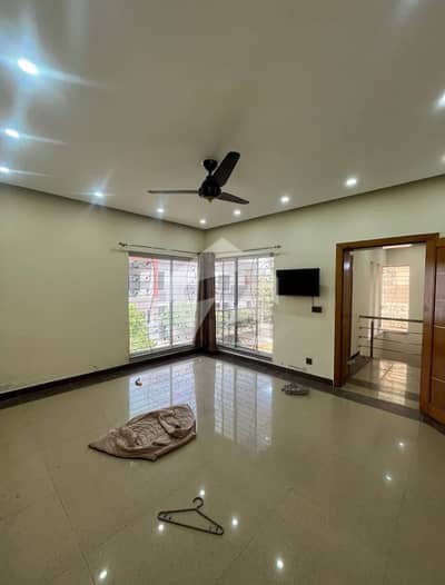 10 Marla Lower Portion For Rent In Janiper Block Bahria Town Lahore