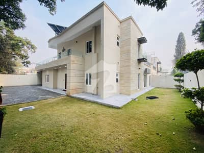 F-7 LUXURIOUS HOUSE AVAILABLE FOR RENT