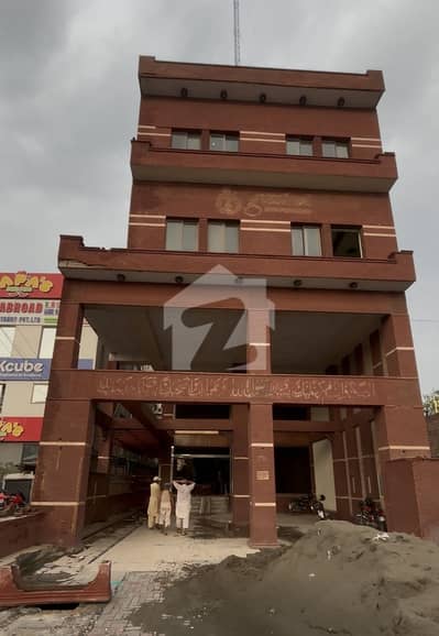 شوکت خانم روڈ لاہور میں 1 کنال Studio عمارت 2.4 لاکھ میں کرایہ پر دستیاب ہے۔