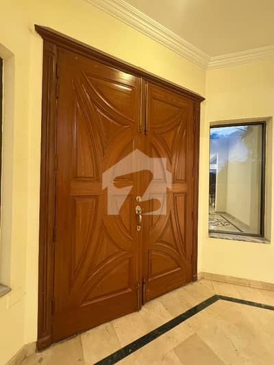 Beautiful Luxury House For Sale In F-10/2 Islamabad 677 Sq. Yard Prime Vip Location Close End Street.