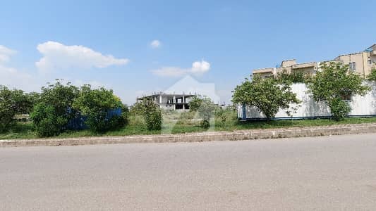 بحریہ ٹاؤن فیز 8 ۔ بلاک ایم بحریہ ٹاؤن فیز 8,بحریہ ٹاؤن راولپنڈی,راولپنڈی میں 2 کنال کمرشل پلاٹ 10.0 کروڑ میں برائے فروخت۔