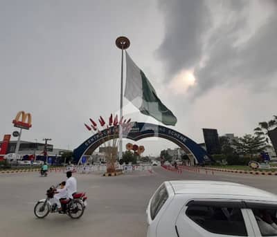 Central Park Top Location Plot 1 Kanal Builder Plus Investor All Facilities Available Here Prime Location . . . .