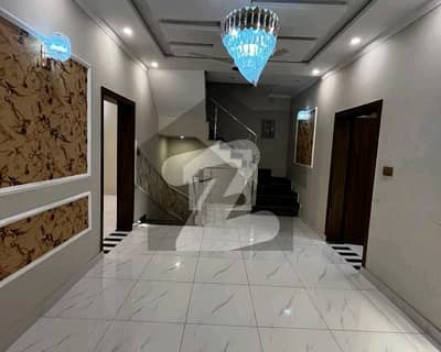 Central Park  A 1 Block 5 Marla Modern Design House 1 Year Use Most Beautiful And Good Looking  Glass Available For Sale