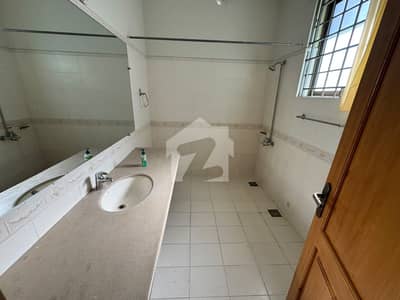 ایف ۔ 8 اسلام آباد میں 6 کمروں کا 1 کنال مکان 12.0 لاکھ میں کرایہ پر دستیاب ہے۔