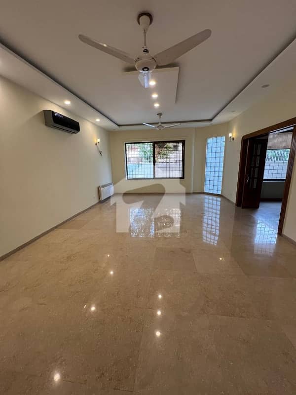 OLD HOUSE FOR SALE SECTOR F 10 RESENABLE PRICE OLD HOUSE FOR SALE SECTOR F 10 RESENABLE PRICE