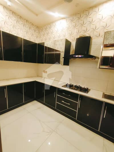 مدینہ ٹاؤن فیصل آباد میں 1 کنال Studio کمرہ 6.0 کروڑ میں برائے فروخت۔
