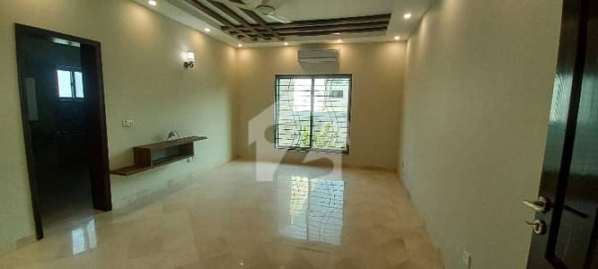 Mian Brother's Offer DHA Pheas3 1Kanal Excellent House For Rent