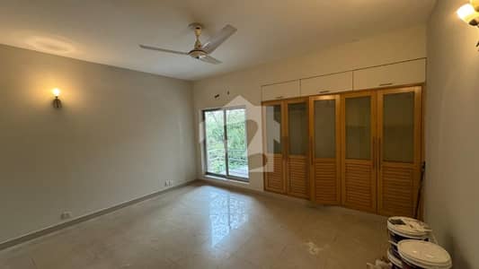 F-11 Markaz 4 Bedroom Apartment Available For rent