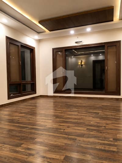 600 Yards Bungalow With Green Belt P Street Prime Location