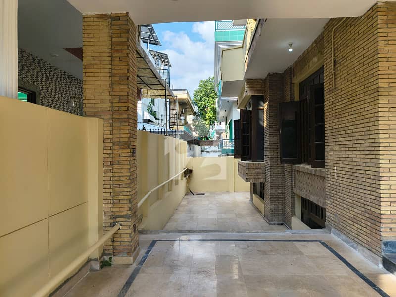 DUPLEX HOUSE AVAILABLE FOR RENT IN I -8 DUPLEX HOUSE AVAILABLE FOR RENT IN I -8