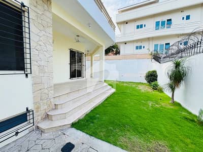 ایف ۔ 6/3 ایف ۔ 6,اسلام آباد میں 6 کمروں کا 1 کنال مکان 8.0 لاکھ میں کرایہ پر دستیاب ہے۔