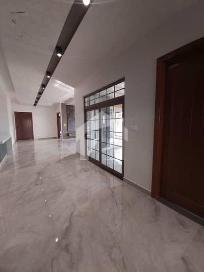 500sq Yd Luxury Villa FOR SALE. 2km From Entrance Of BTK. 6 Bed DDL 2 Kitchens 500sq Yd Luxury Villa FOR SALE. 2km From Entrance Of BTK. 6 Bed DDL 2 Kitchens