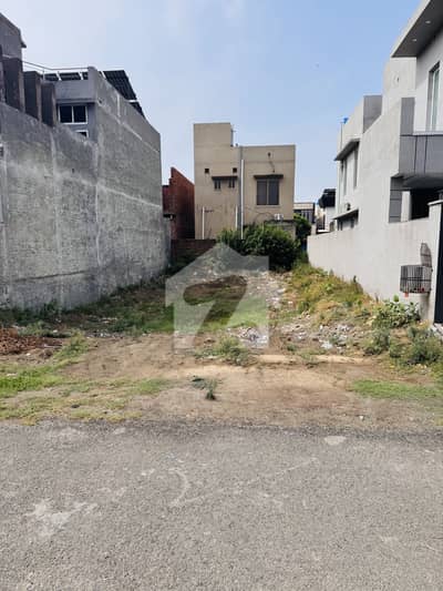5 Marla Ideal Location Plot For Sale