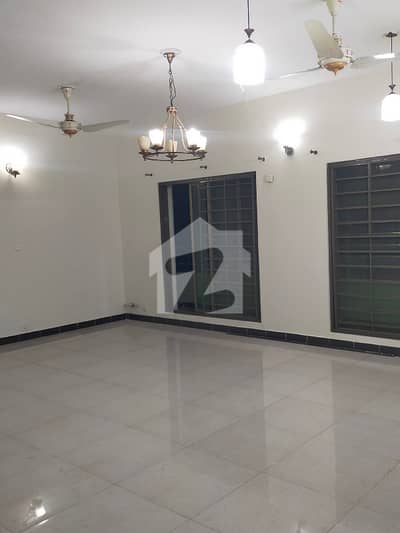 10 Marla 3 Bed Hot Location Flat For Sale.
