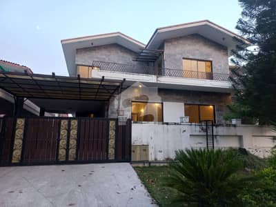 ایف ۔ 11 اسلام آباد میں 5 کمروں کا 1 کنال مکان 6.0 لاکھ میں کرایہ پر دستیاب ہے۔