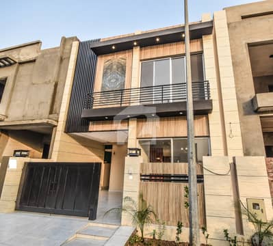 ڈی ایچ اے 9 ٹاؤن ڈیفنس (ڈی ایچ اے),لاہور میں 3 کمروں کا 5 مرلہ مکان 2.8 کروڑ میں برائے فروخت۔ ڈی ایچ اے 9 ٹاؤن ڈیفنس (ڈی ایچ اے),لاہور میں 3 کمروں کا 5 مرلہ مکان 2.8 کروڑ میں برائے فروخت۔