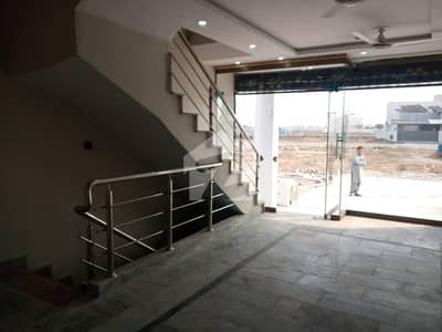 ڈی ایچ اے فیز 8 - بلاک یو ڈی ایچ اے فیز 8,ڈی ایچ اے ڈیفینس,لاہور میں 2 مرلہ Studio دکان 2.7 کروڑ میں برائے فروخت۔