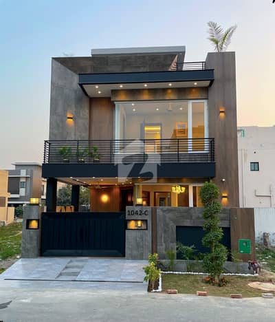 ڈی ایچ اے 9 ٹاؤن ۔ بلاک سی ڈی ایچ اے 9 ٹاؤن,ڈیفنس (ڈی ایچ اے),لاہور میں 3 کمروں کا 5 مرلہ مکان 1.2 لاکھ میں کرایہ پر دستیاب ہے۔
