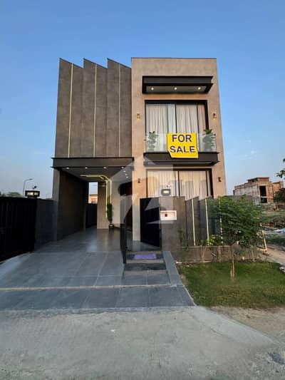 ڈی ایچ اے 9 ٹاؤن ڈیفنس (ڈی ایچ اے),لاہور میں 3 کمروں کا 5 مرلہ مکان 2.8 کروڑ میں برائے فروخت۔