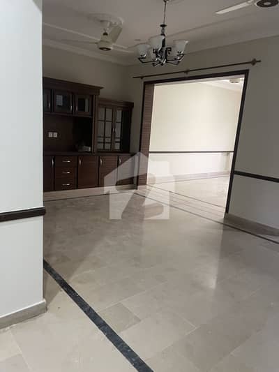 BEAUTIFUL LOCATION GROUND PORTION FOR RENT