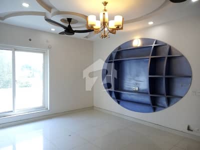 BEAUTIFUL LOCATION GROUND PORTION FOR RENT
