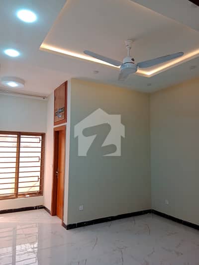 BEAUTIFUL LOCATION GROUND PORTION FOR RENT