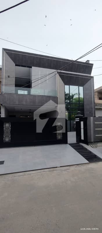 12 Marla ultra modren Brand new tripple story 6 beds Dd 3 tv 3 kitchen house