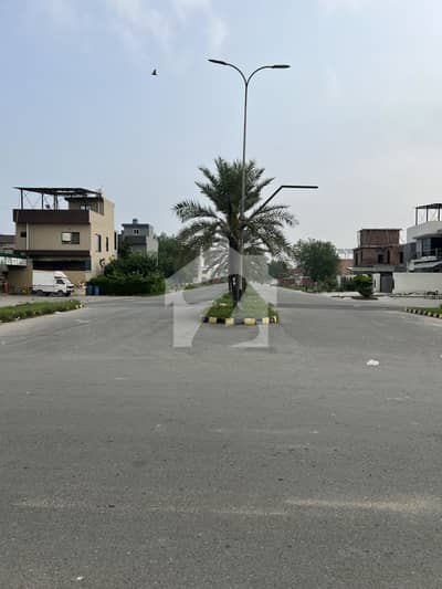 Prime One Kanal Plot With Facing Park.