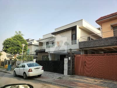 Upper Portion On 1 Kanal House Prime & Centered Location Main Askari Double Road