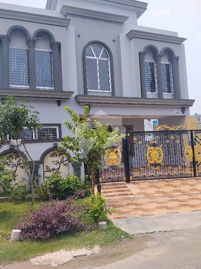 10 Marla brand new house for rent good location 10 Marla brand new house for rent good location