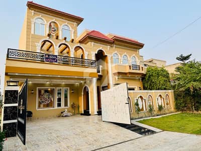 1 KANAL PRIME LOCATION PRECIOUS HOUSE AVAILABLE FOR SALE