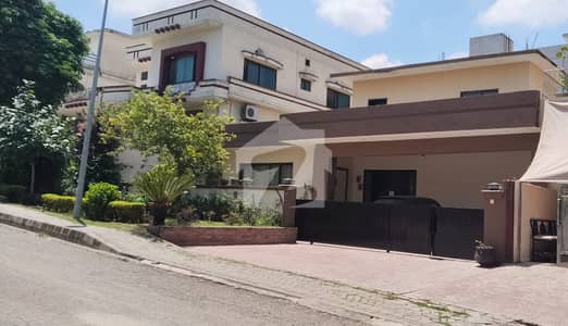1 Kanal Single Story Main Avenue House
