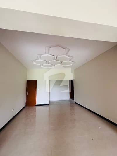 10 Kanal Farmhouse Available For Rent