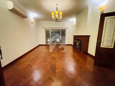 Beautifully Maintained House With High-End Wooden Flooring.